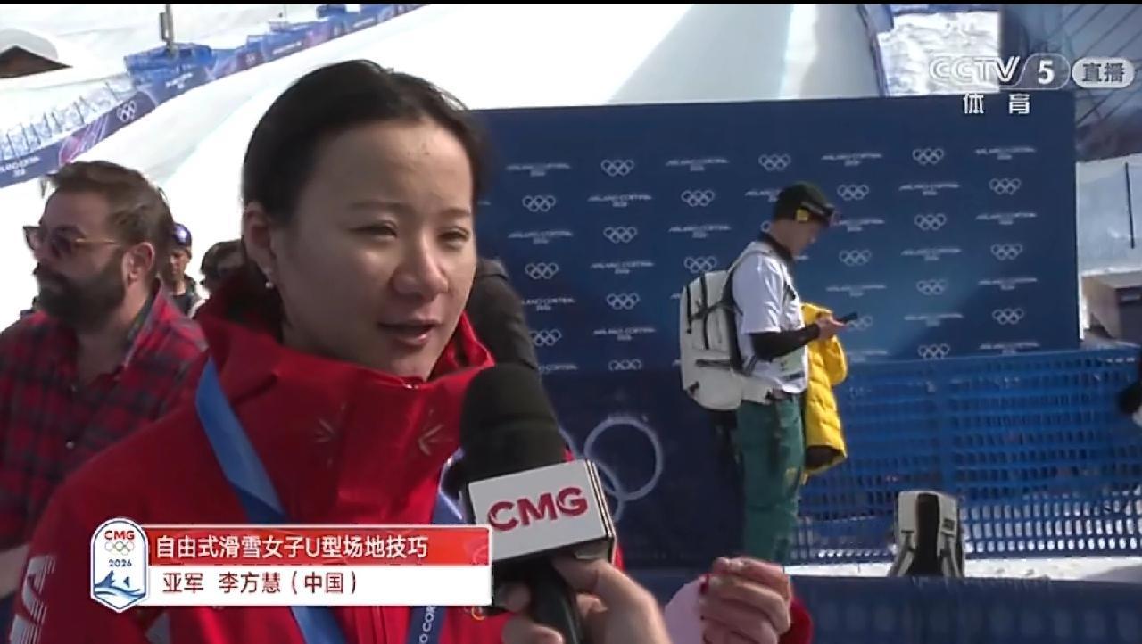 我们在把掌声和赞誉送给谷爱凌的同时，一定不能冷落了她身旁的李方慧，她的那三次稳稳