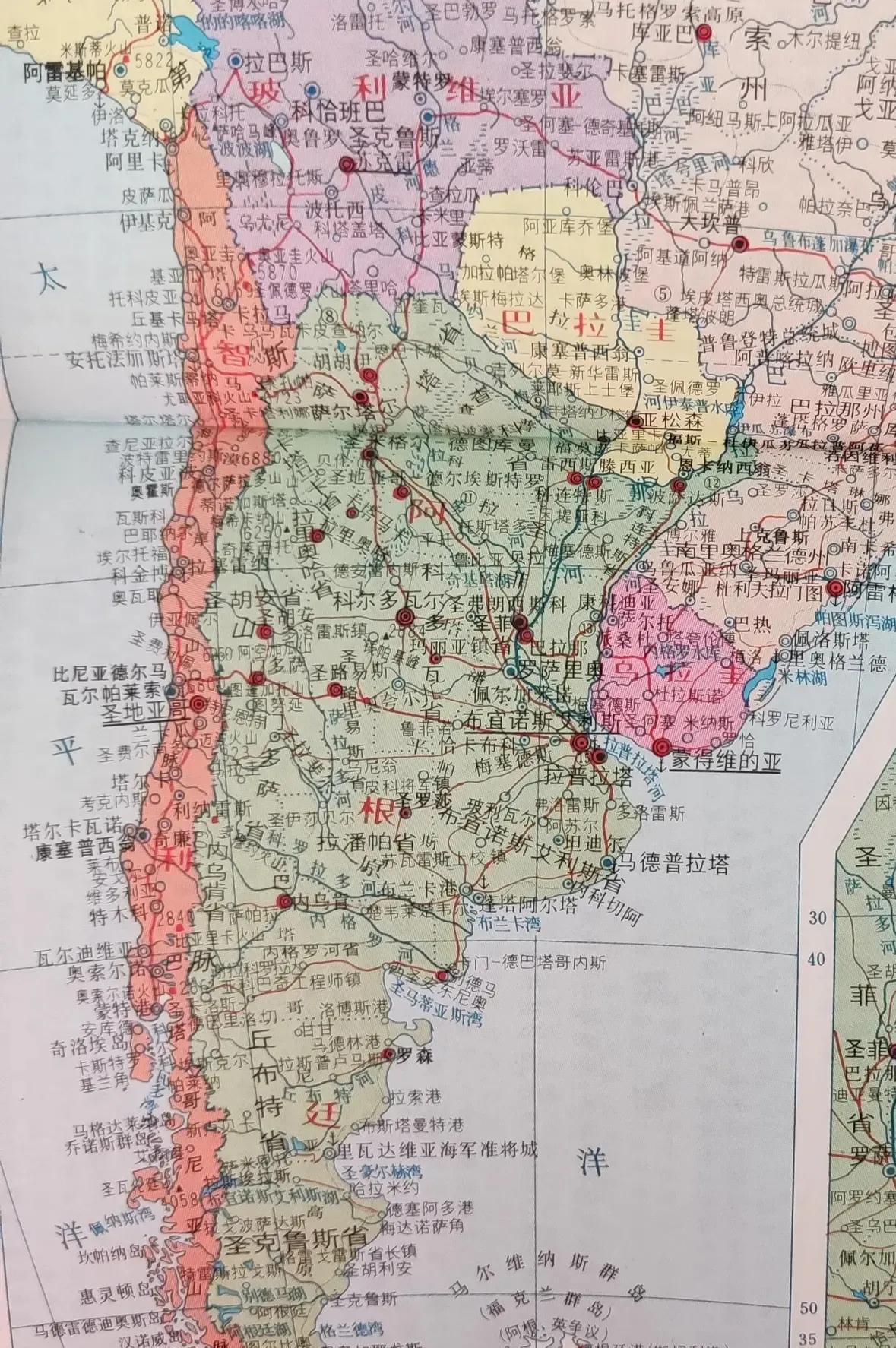 阿根廷的面积是272万k㎡，人口4700万。阿根廷的经济总量2024年是6310