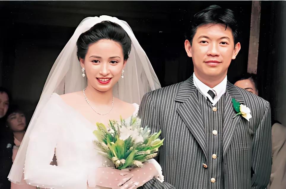 左边这女人当年真的红透半边天了啊，哪怕是放在今天，这颜值也是数一数二的大美女，大