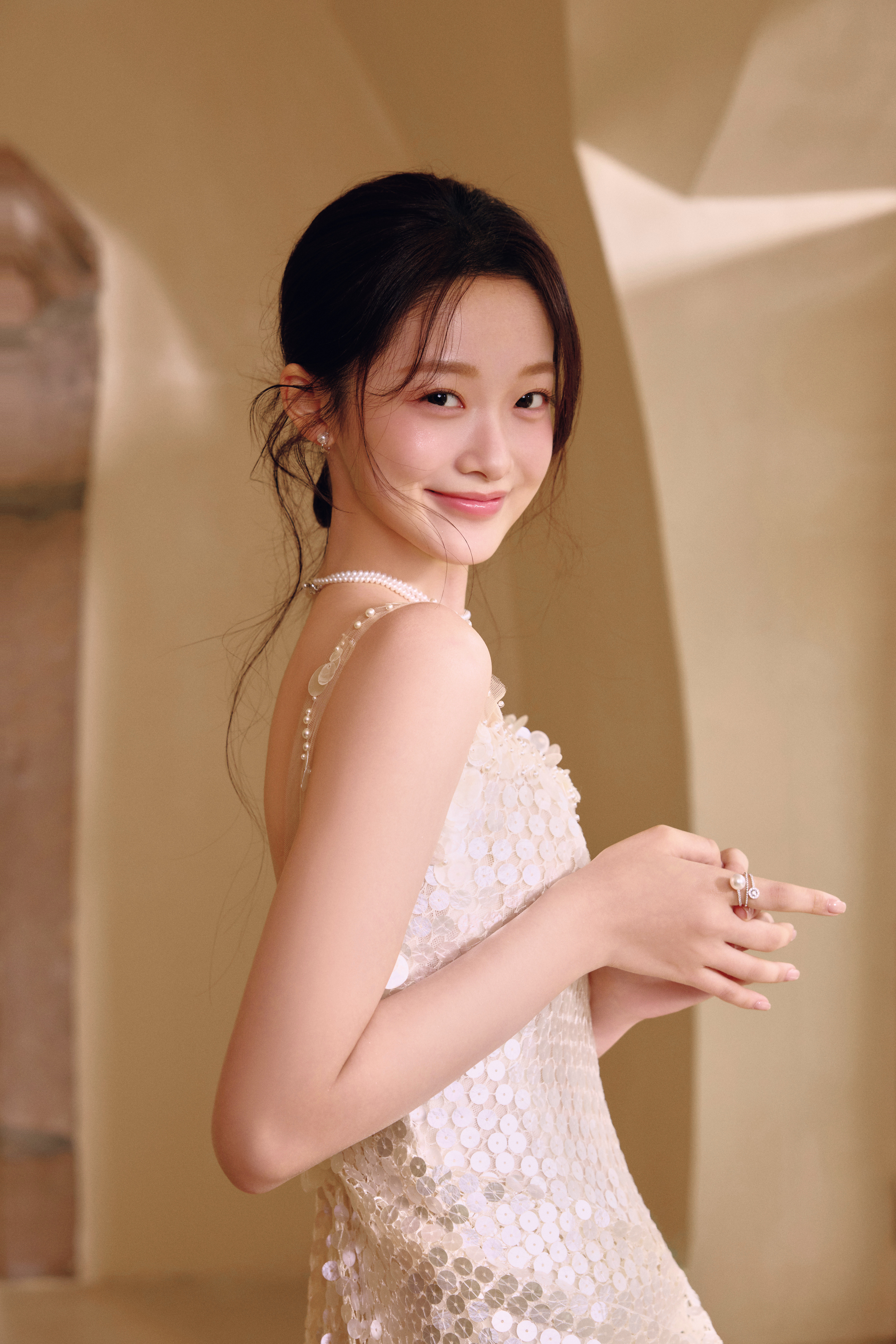 李雨真像刚摘的蜜桃带着晨露，鲜活又清纯，眸光里盛着未染尘的温柔。