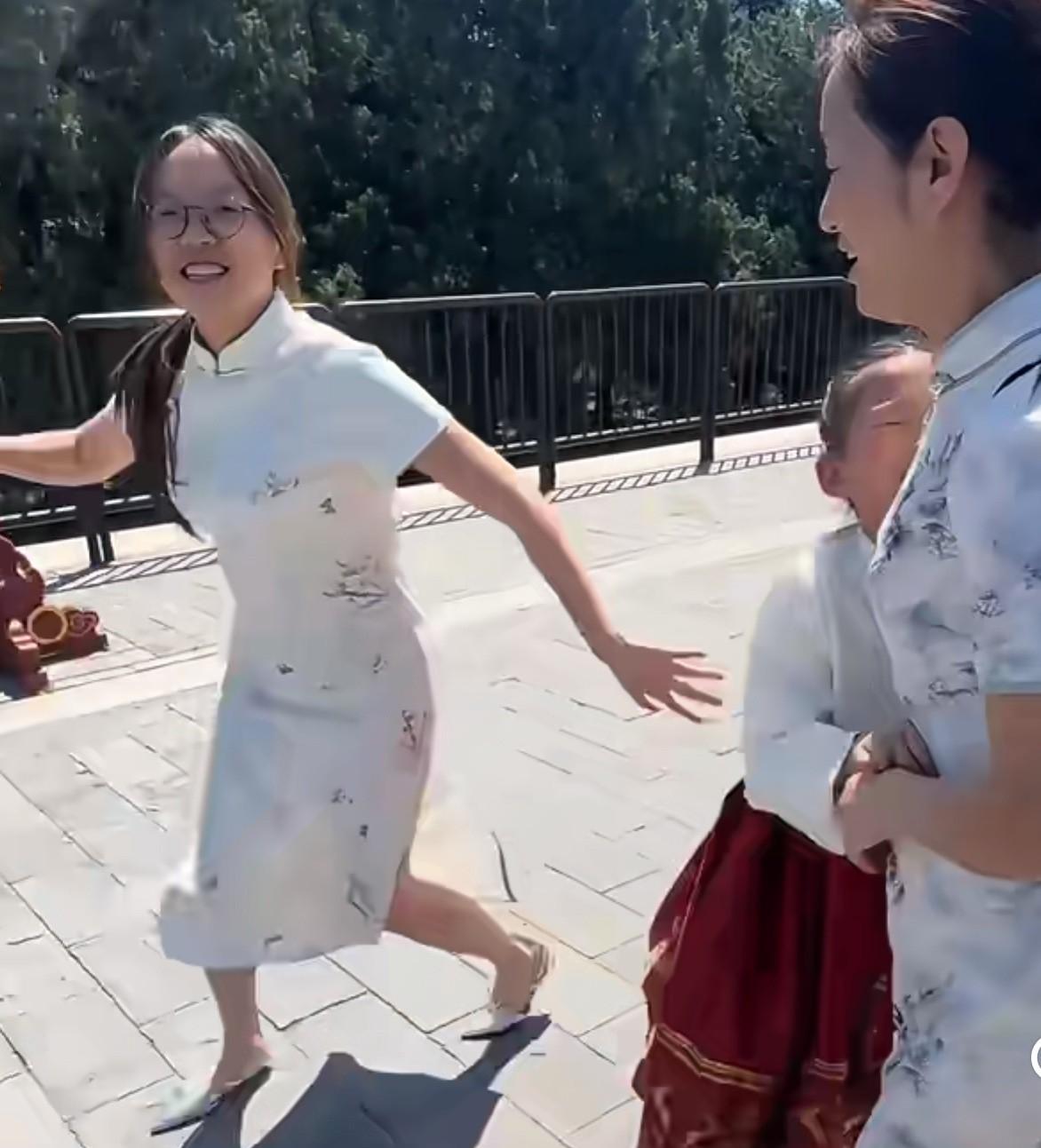 大庭广众之下穿着旗袍撕扯真的好吗？！今天浩南妈妈带着两个女儿来到了天坛玩！妈妈