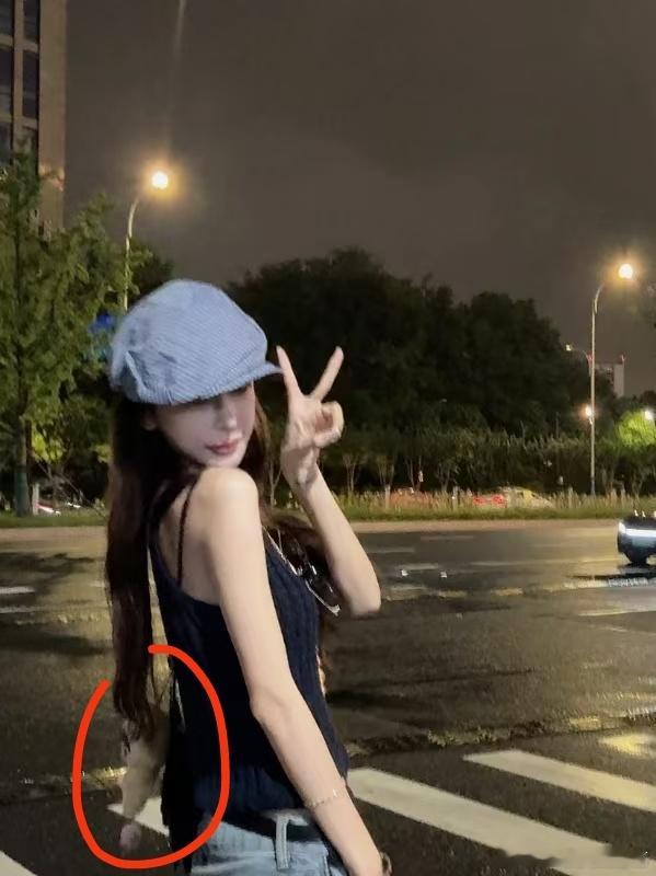 好甜啊，若若又来了。香奈儿包包、梵克雅宝项链、Celine皮带、卡地亚手镯，x