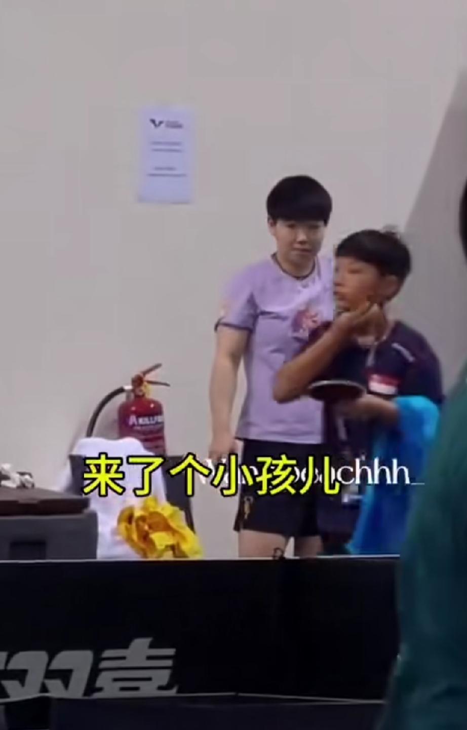 莎莎羡慕的小眼神中充满好奇。正在训练的莎莎，拿起水杯喝水。旁边慢悠悠走过来了一