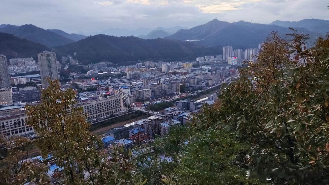 十堰真的是从大山里面建出来的一座城市今天天气真的不错，于是心血来潮想去爬爬山