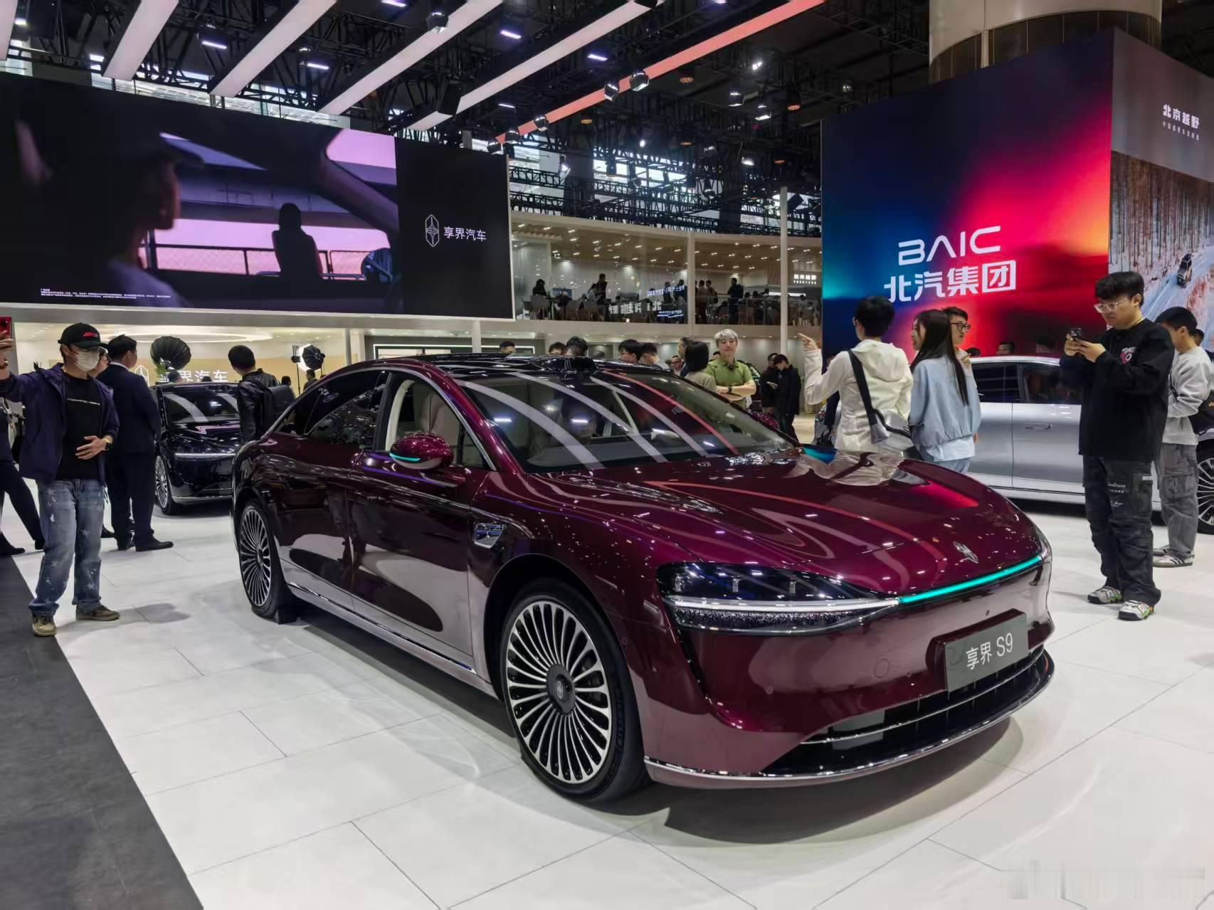 享界让豪华轿车市场四分天下在“成功人士”开的车里面，享界S9T排到了第二梯队。