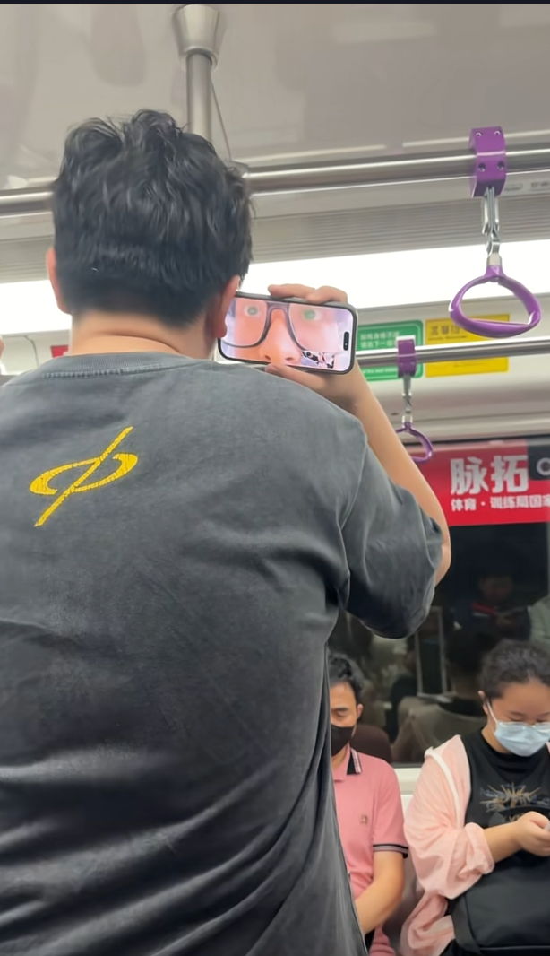 有谁知道他这是在干嘛啊？