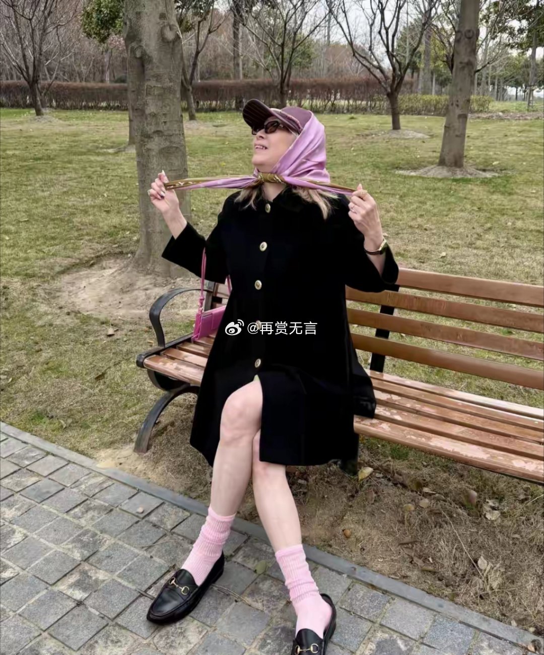 就这双光腿配袜子减了不少分，但是奶奶依旧很时尚。