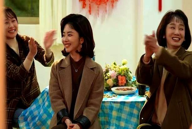 看到个剧预告，直接把周末档期给重排了。《我的山与海》马上开播，谭松韵演方婉之，