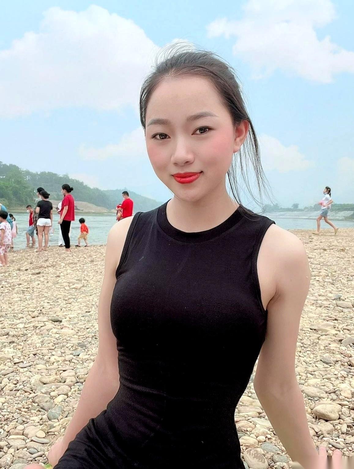 我今天可能创下了一个相亲记录。三分钟。就把人劝回去了。约在商场，人来人往的