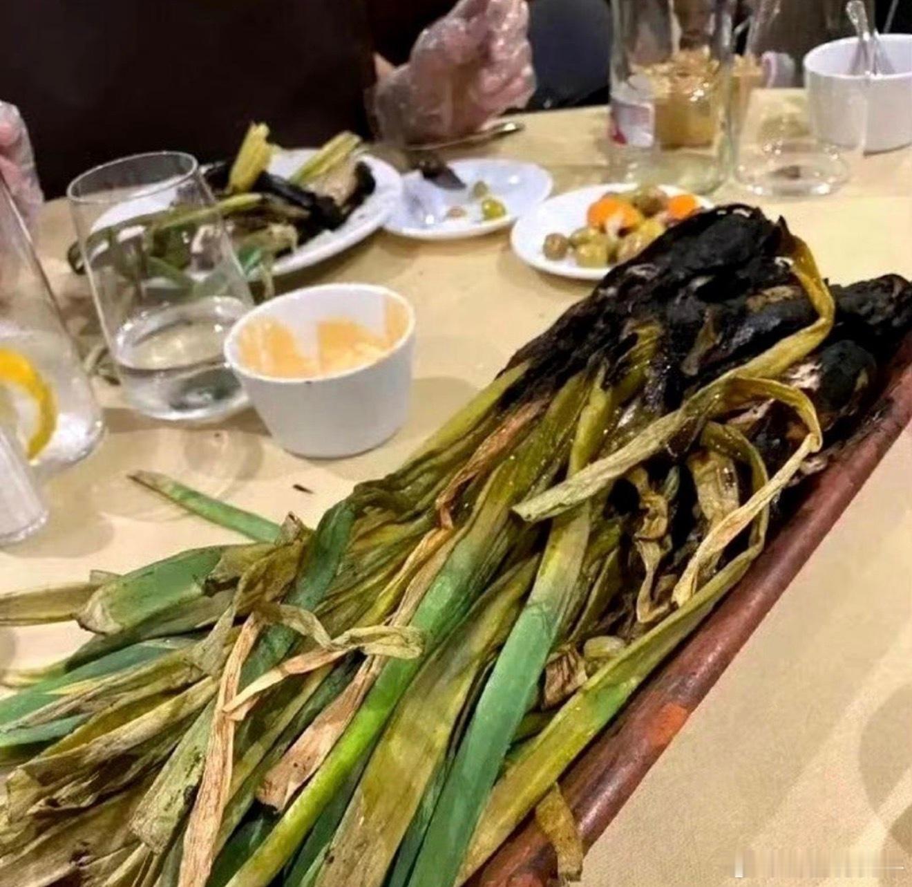 谁知道这道菜到底该怎么吃？