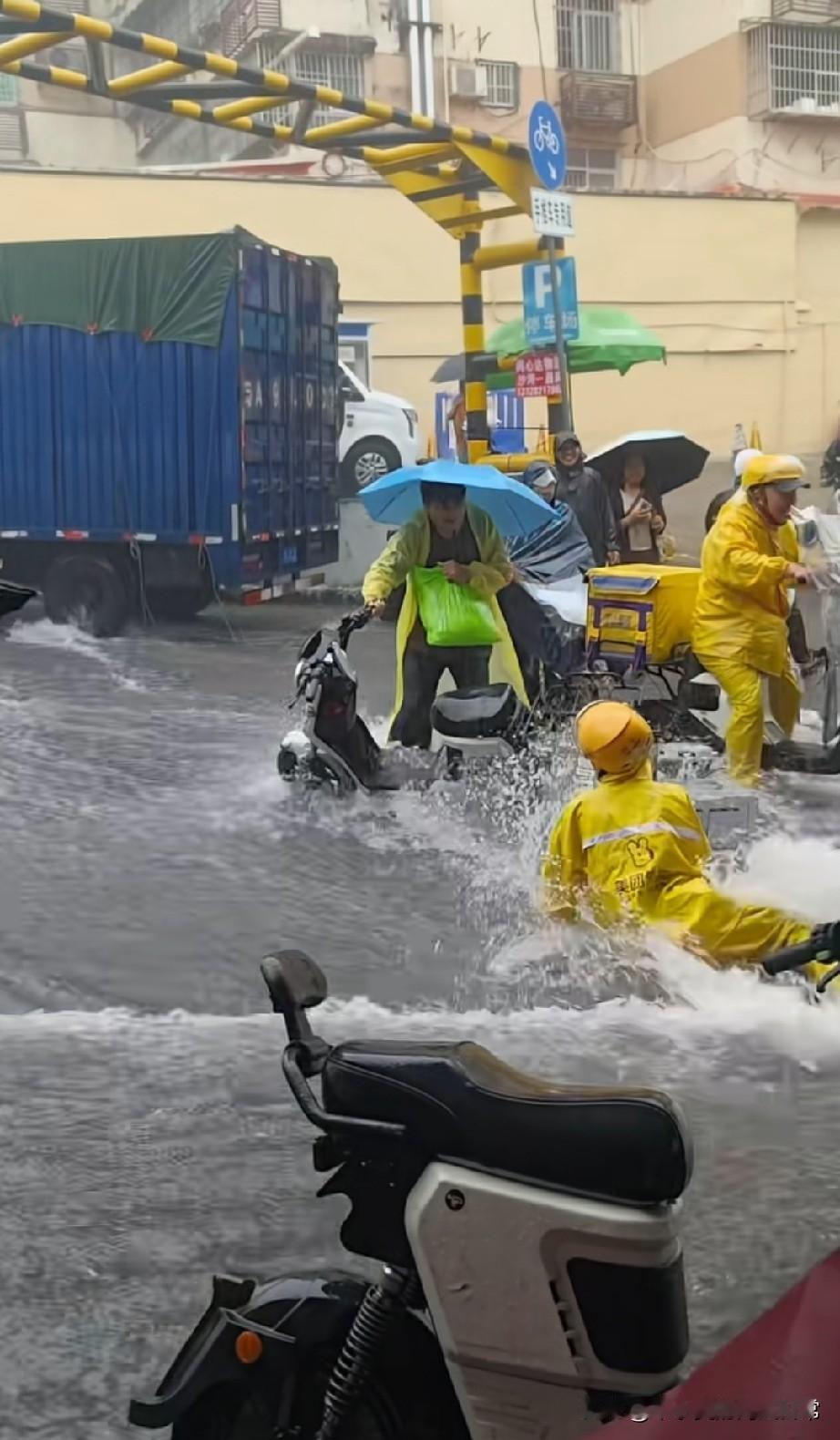 广州暴雨把外卖小哥冲倒了，艰难前行看哭路人一场强降雨突袭广州，老城区街道瞬