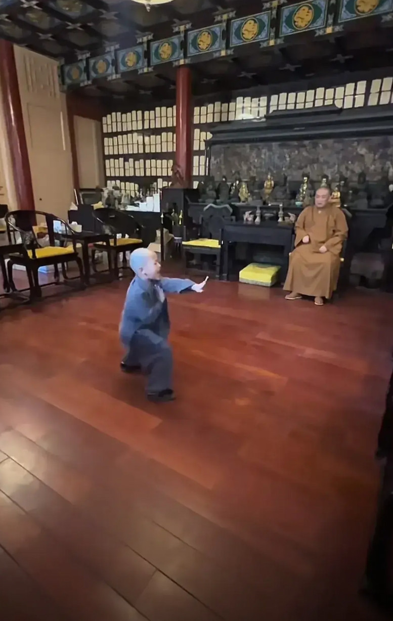 少林寺方丈室和白马寺方丈室对比。释永信的方丈室很多人都从网上看到过照片，实木地