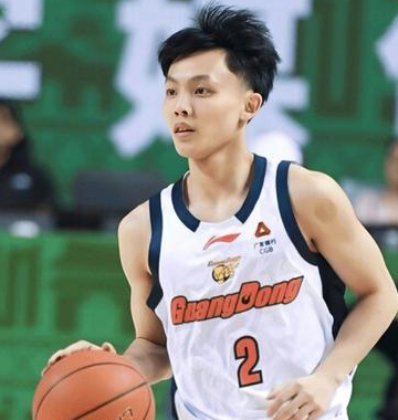 徐杰4分，广东男篮险胜深圳。CBA常规赛，广东男篮客场挑战深圳，这场比赛，徐杰发