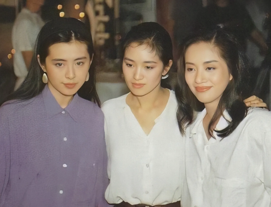 1993年，徐克筹拍《青蛇》，原定的是巩俐和梅艳芳出演，但是关之琳想演“青蛇”，
