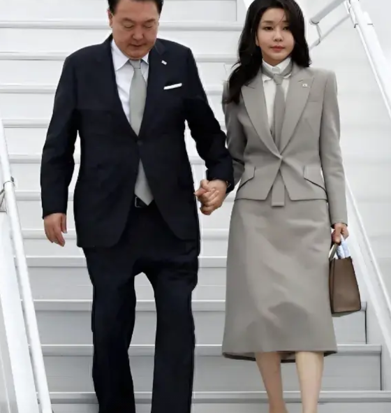 一些人认为，李在明应该给尹锡悦的牢房里安装空调，不管怎么说，他曾经韩国总统，而且