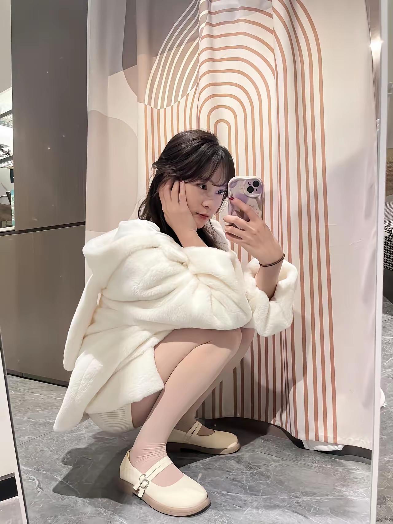 冬日穿搭指南：毛绒外套+米色平底鞋，温暖又时尚！🌟👗👠