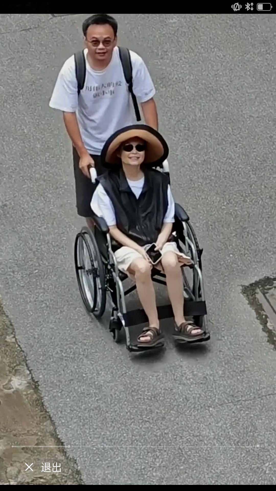 【近日有媒体拍到内地著名影星袁立戴着墨镜，坐在轮椅上被三婚丈夫梁太平推着的照片。