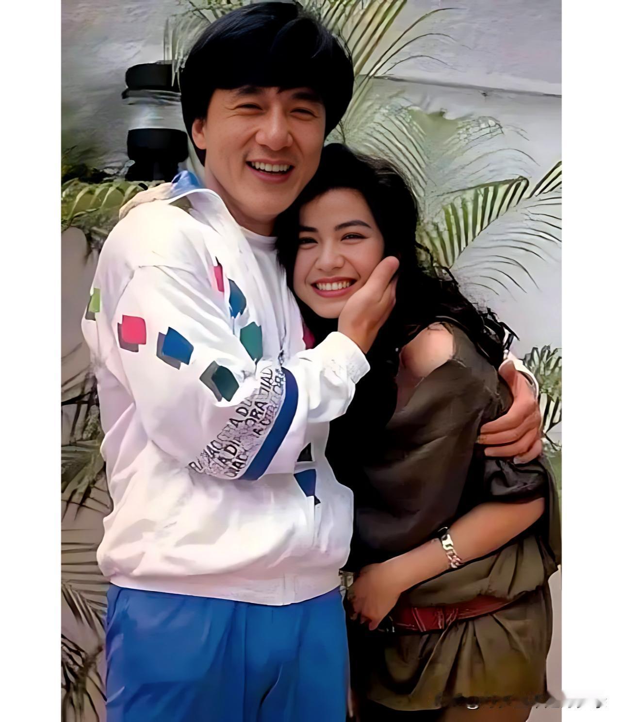 一九八三年，成龙与钟楚红在香港的合影。彼时成龙二十九岁，正处于颜值和事业的高峰期