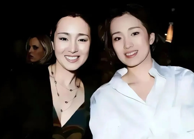 巩俐与替身在一起，让很多人找不到哪个是巩俐，她们两个气质、容貌、体型和身高惊人的