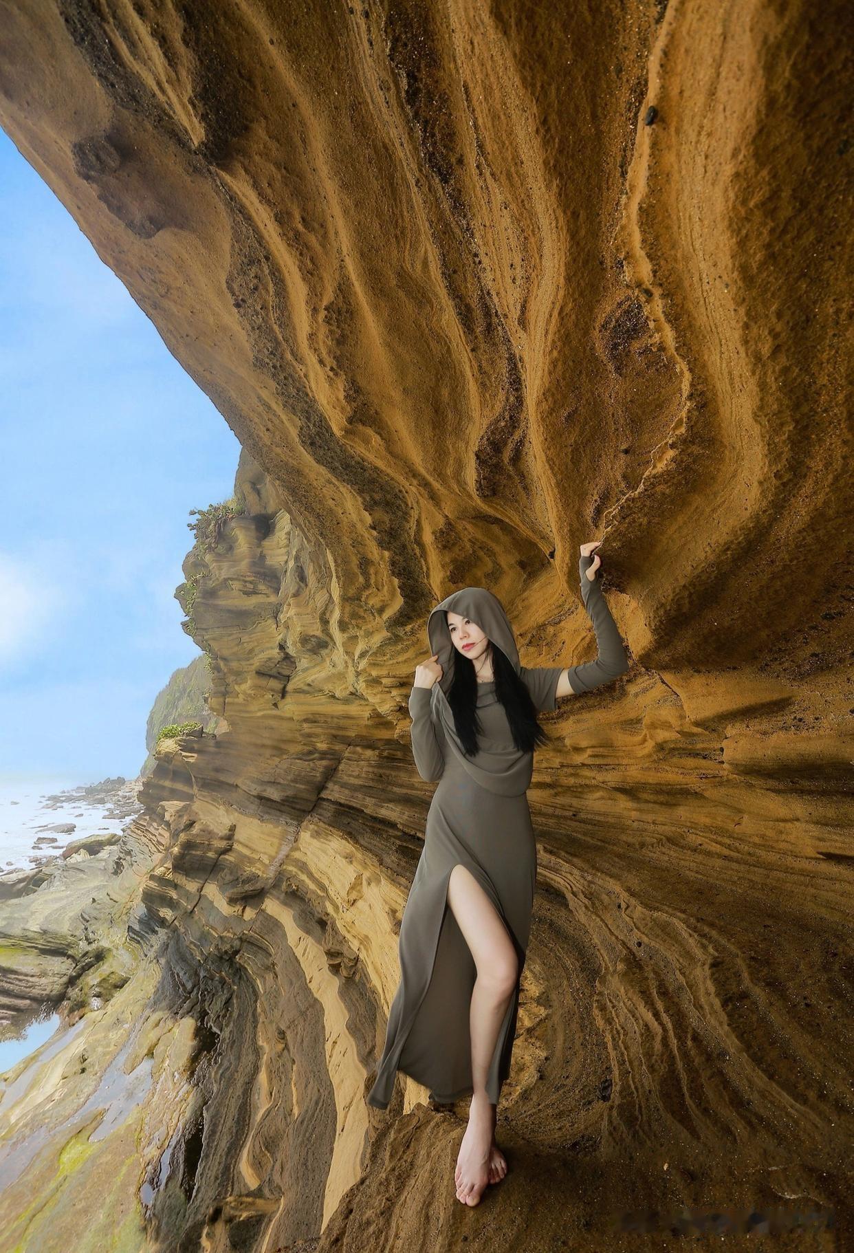 沙漠中的时尚女王，墨镜和长裙的完美搭配！🕶️👗🏜️