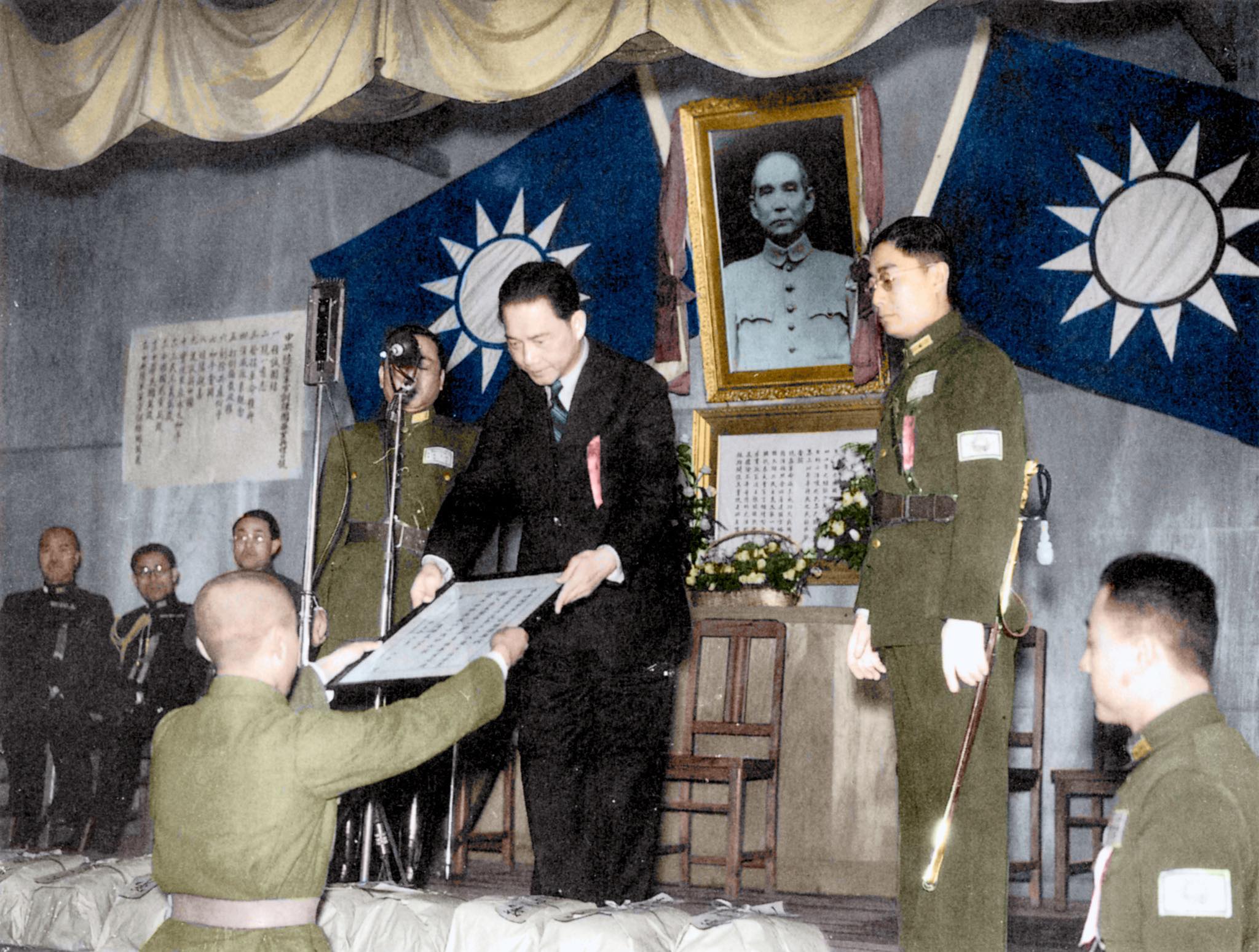 1940年4月，汪精卫等在南京“还都大典”后，接受日本大使递交国书，汪伪政府自称
