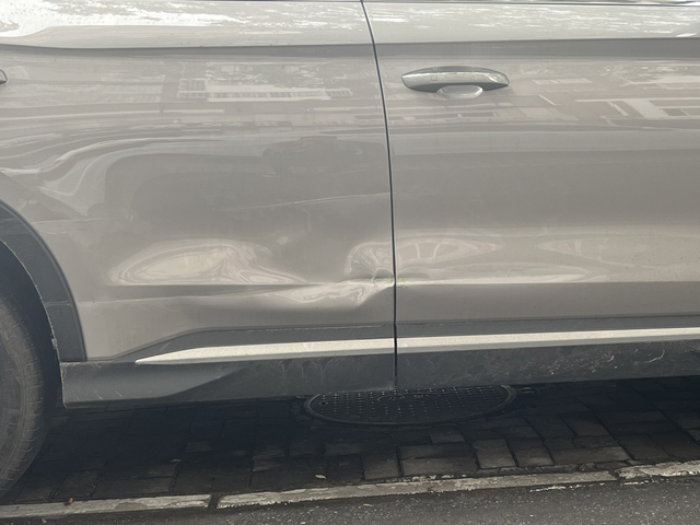 车在路边被蹭找不到肇事者，交警，4儿子店，保险公司说法各不相同。车才买两个月，