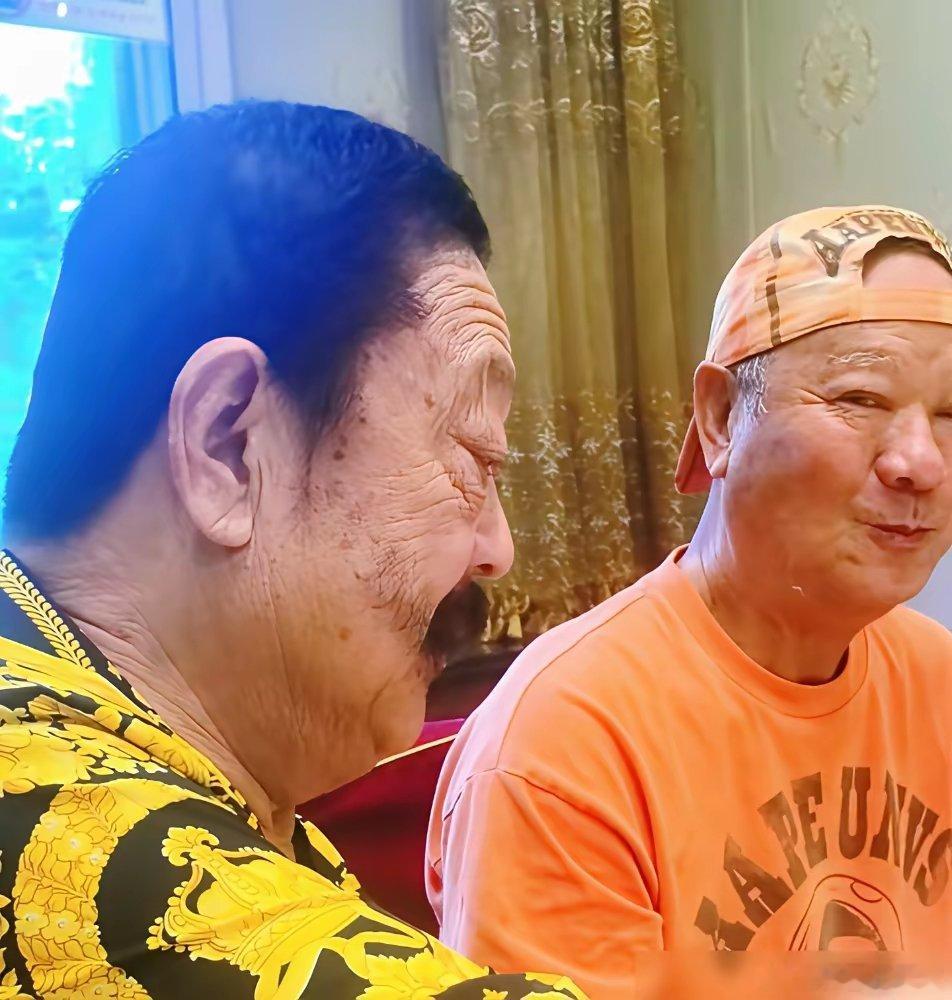 时隔5年，李修贤复出就坐北京饭局C位，旁边大姐大亚清亲自布菜，这人脉可真不是盖的