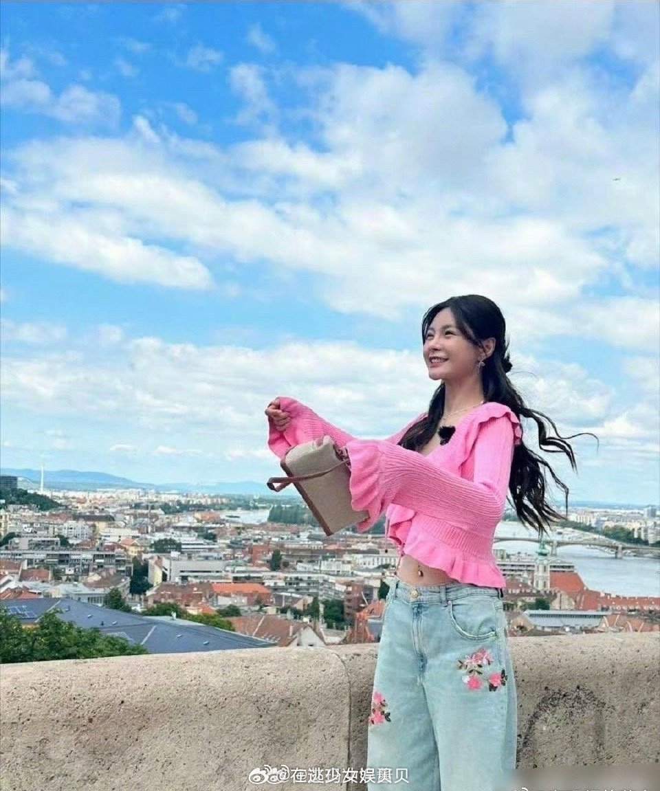 沈梦辰在肚脐眼上戴了一颗钻石，有钱是有钱，就是审美不太行。