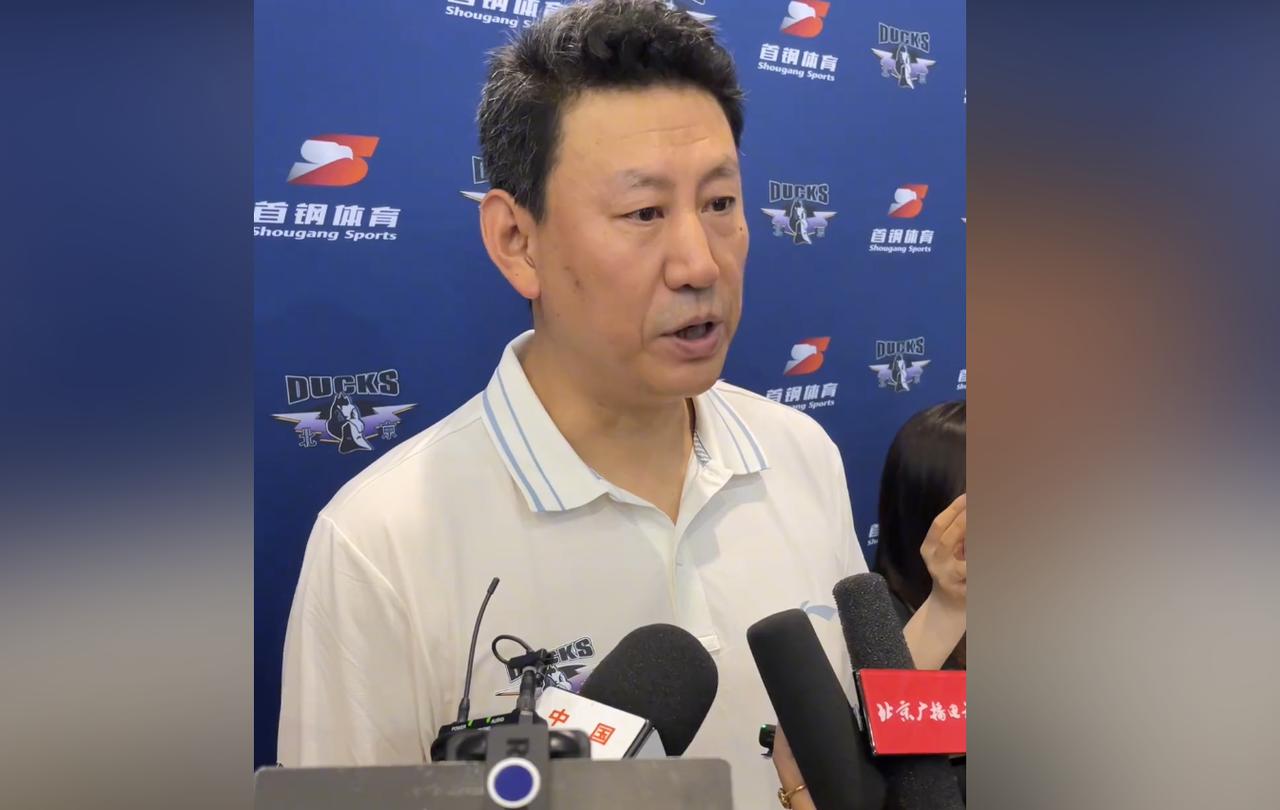 李楠豪赌一把！据北京体育媒体人透露，由于没有寻找到合适的大外援人选，北京男篮