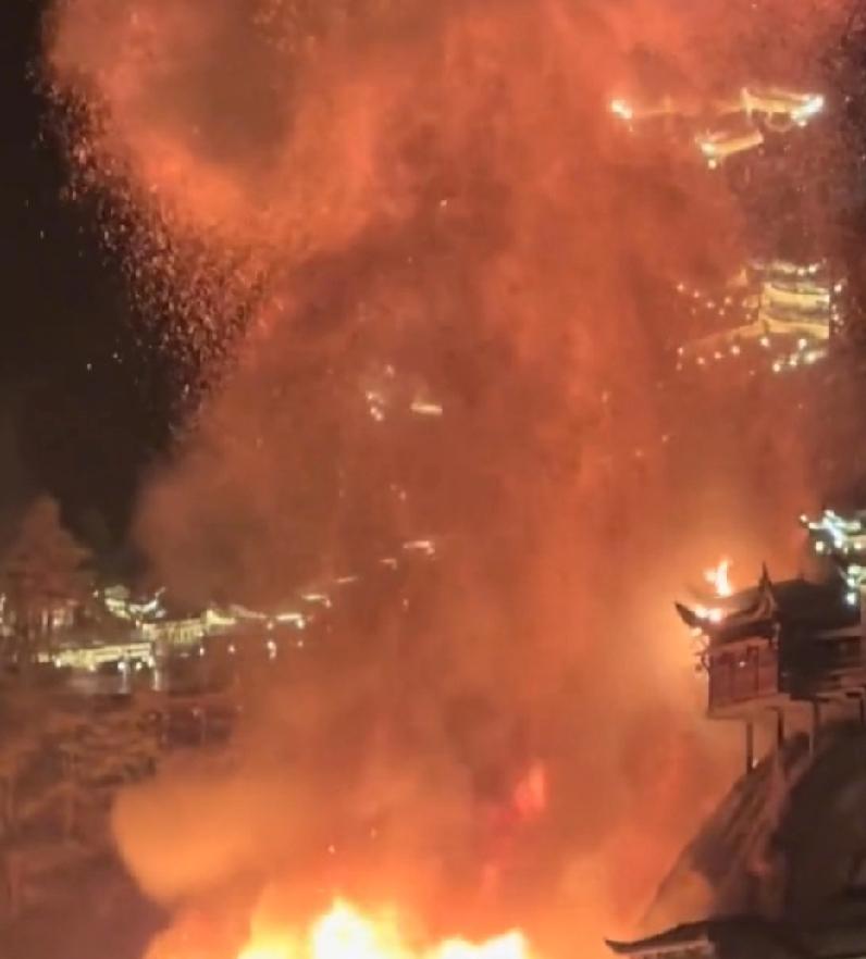 江西望仙谷发生火灾12月13日21时，江西上饶市广信区望仙谷景区半山腰未开放区