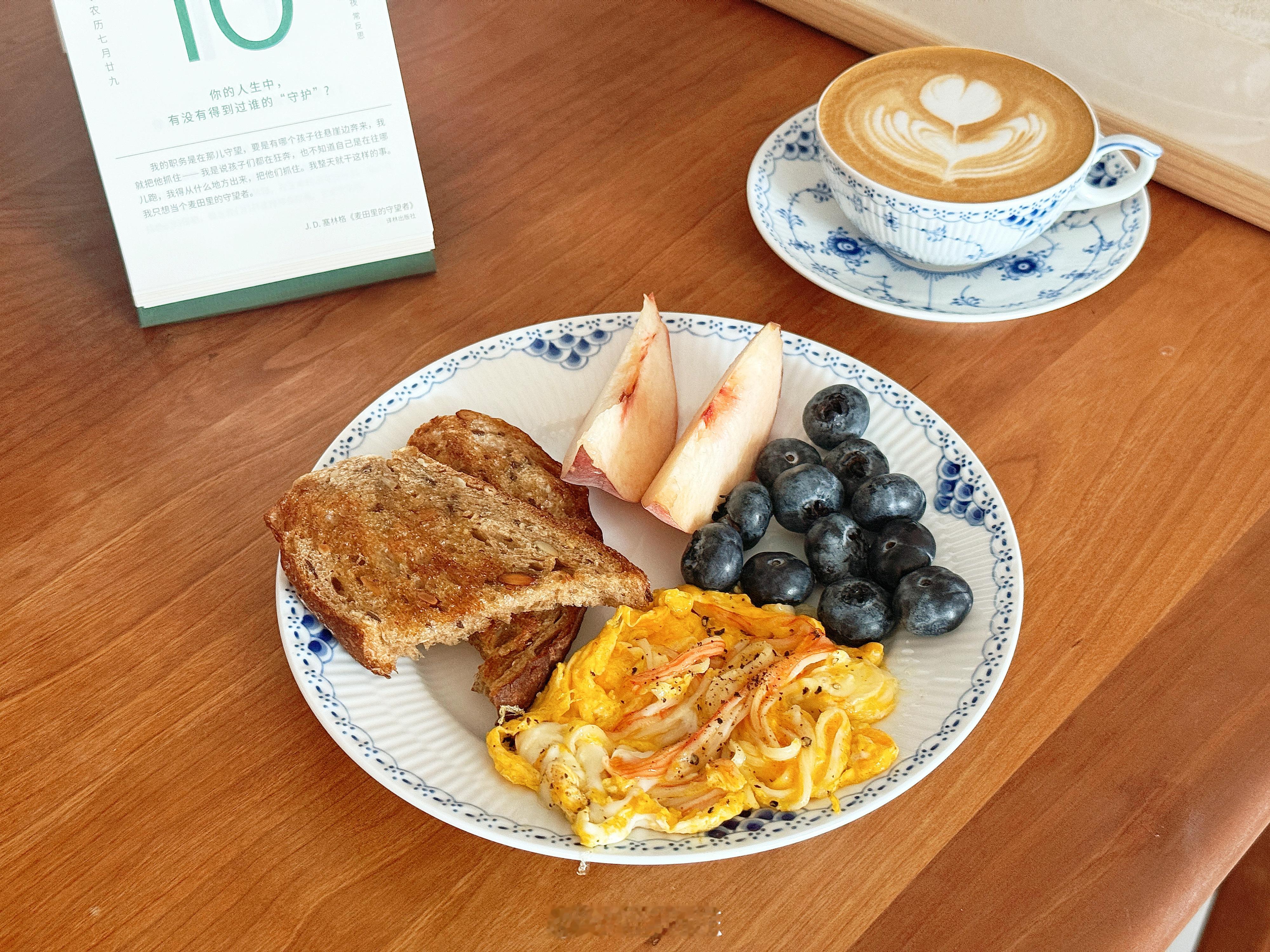 今日早餐：昨天打包的欧包，蟹柳滑蛋，一杯拿铁咖啡。365天早餐不重样咖啡