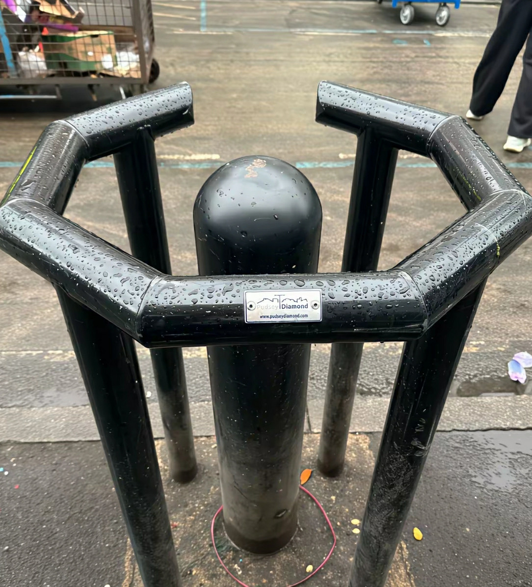 英国街道，地面脏得的很，这个环形铁柱很显眼，友情提醒，虽然外国人喜欢养狗，但这不