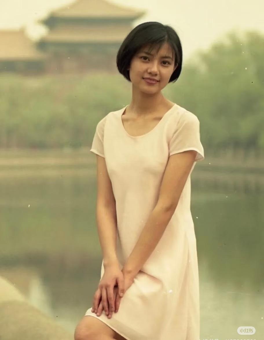 高圆圆。有的女人是这样，她20+时也漂亮，但远没有后来年纪大了那么漂亮。​