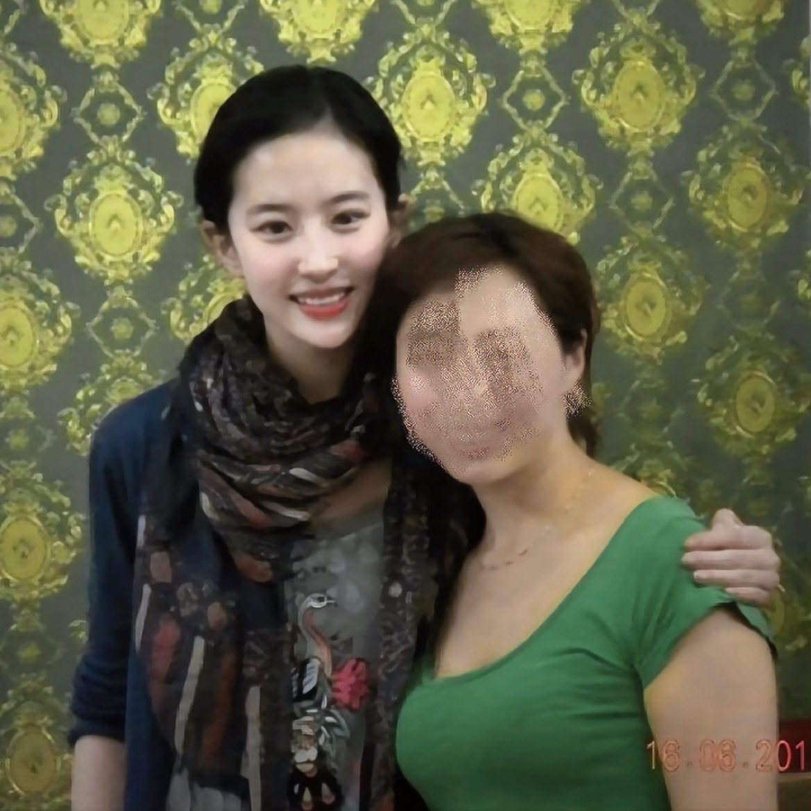 刘亦菲全世界和路人合照最多的女人