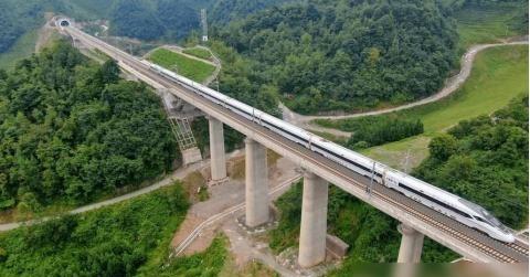 中国高铁为何不走平地而选择耗资上亿建造高架桥？走桥有何好处？这个问题看似简单，背