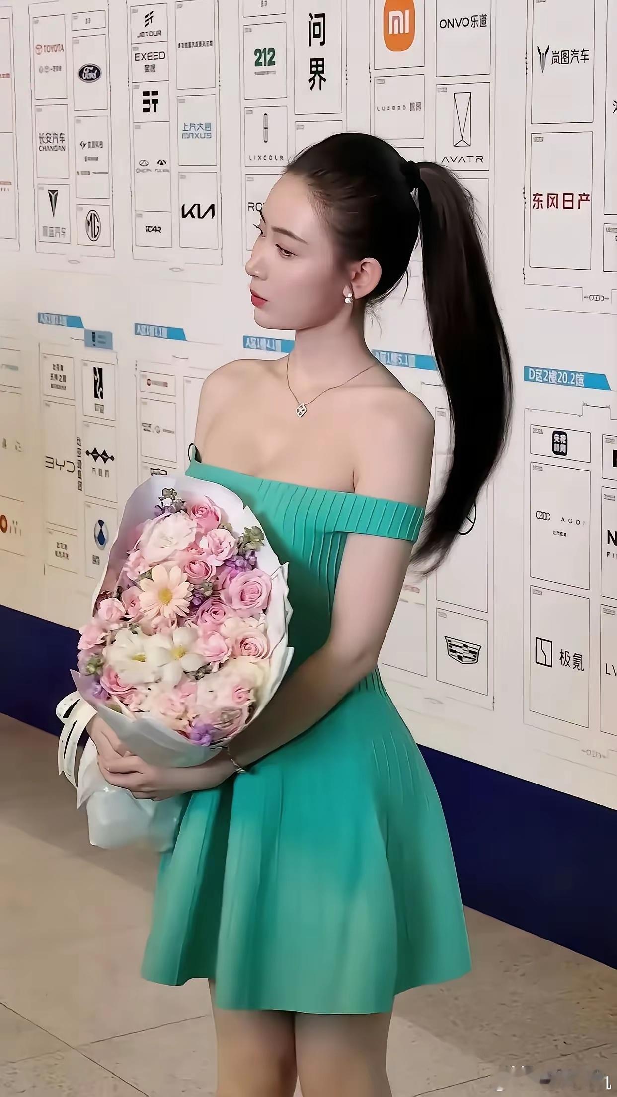 车展现场偶遇敏敏！这身绿色抹胸裙太绝了，美得让人挪不开眼！在车展这种满眼都是车标