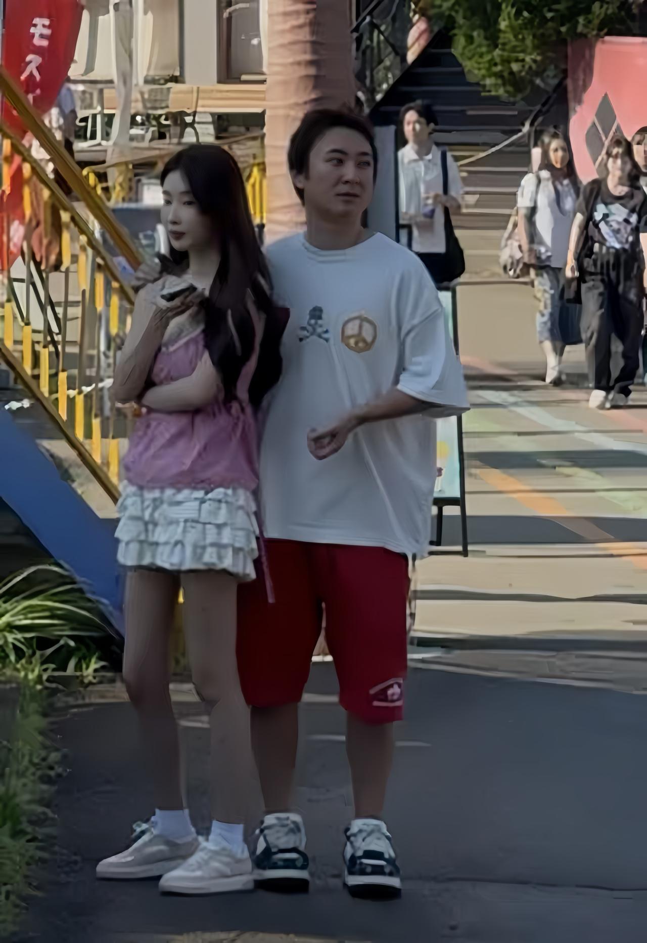 8月19日，王思聪与三位小姐姐现身日本某乐园游玩，不见恩爱一年多的女友懒懒。