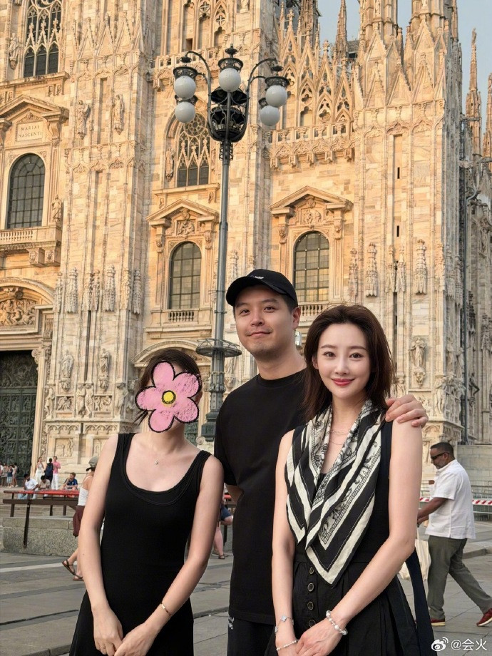网友米兰大教堂偶遇马頔李纯wow有网友在米兰大教堂偶遇马頔李纯，姐姐也太美了吧