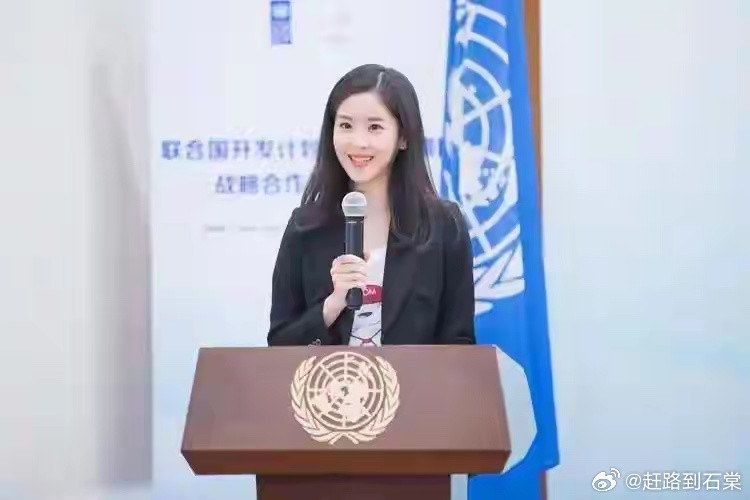 刘强东长子接近20岁，章泽天与继子相处低调，生母身份仍未公开