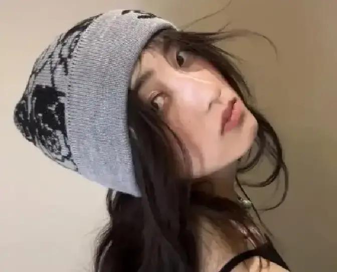 右肩1厘米笑脸纹身，国民妹妹滤镜当场碎一地。张子枫拿针给自己“开天窗”，2