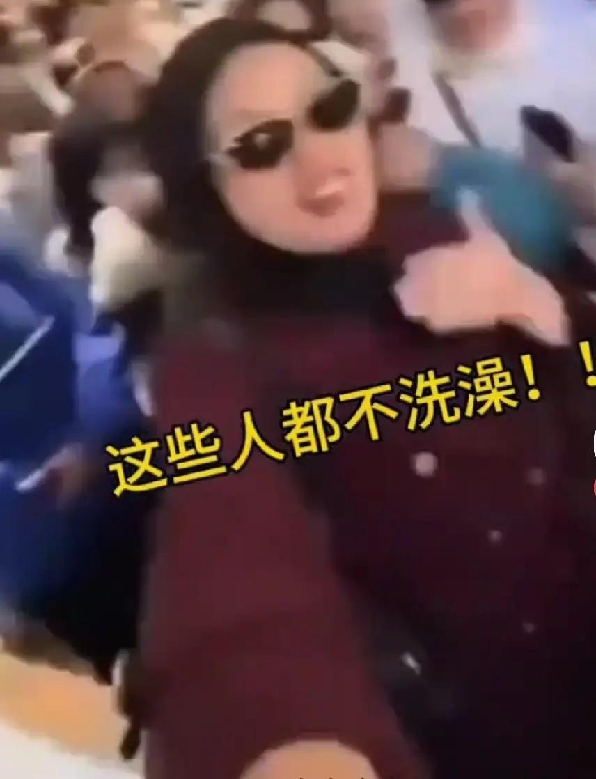 自己一身味，还嫌别人臭近日，一段马来西亚女游客自拍的视频，引发舆情视频中，