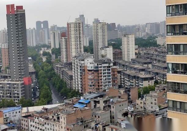 那个业主，物业费欠了两万多。我第一次听到都惊了，什么家庭啊这么硬气？后来物业