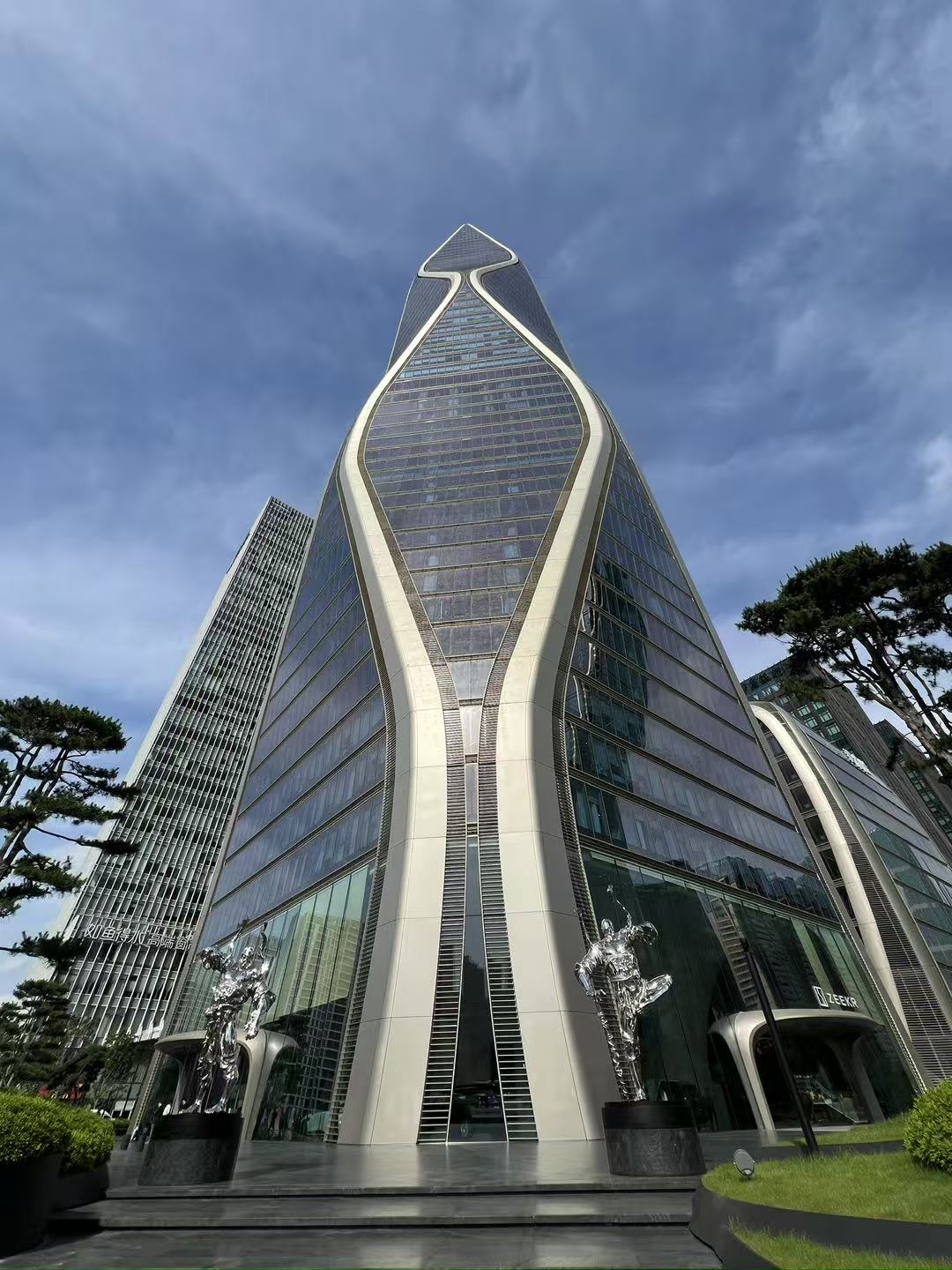 上市不足600天! 极氪正式回归吉利, 2026年车企整合潮还将继续?