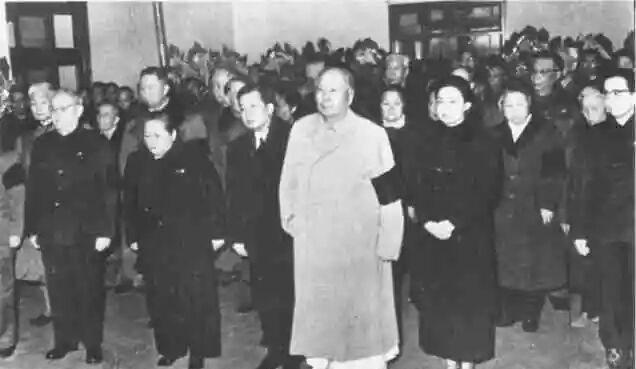 1972年陈毅元帅追悼会原定规格很低。追悼会当天，毛泽东临时决定前往八宝山吊唁，