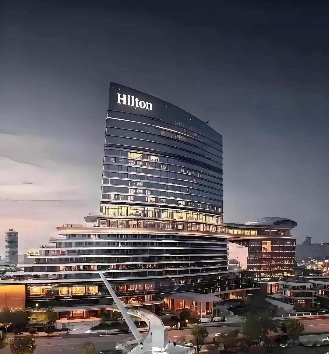 上海希尔顿发生一桩奇葩事：有位客人把酒店冰箱里25块的可乐喝了，跑去便利店买了瓶