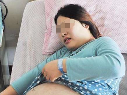 19岁孕妇剖腹四胞胎, 30多名家属陪产, 孩子出生后婆婆傻眼
