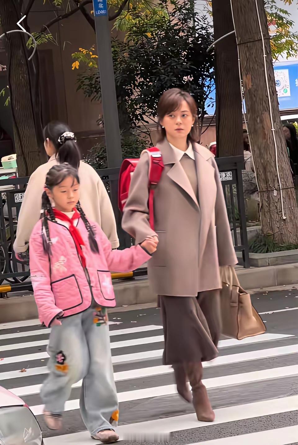 孙俪接送女儿上学，好接地气啊！女儿长得像爸爸，基因真好！