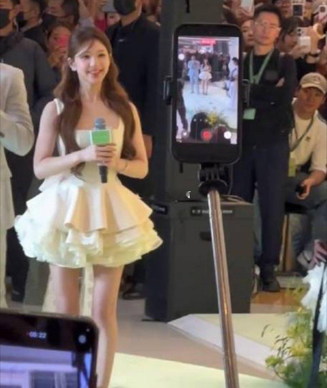 说她是娱乐圈四大普女的，眼光有问题，这腿又细又长多漂亮啊！