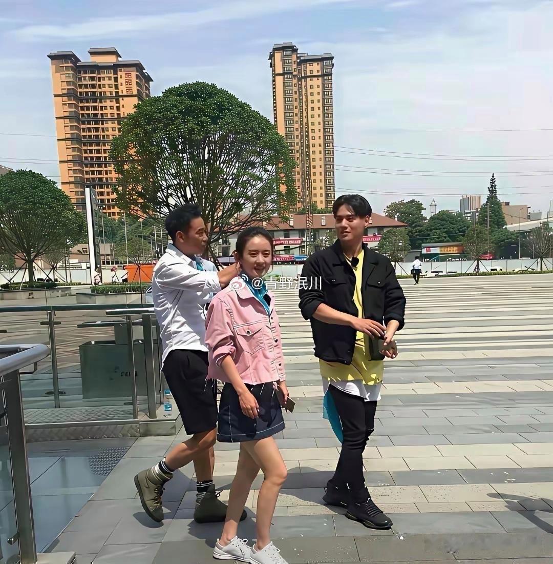 路人拍摄下无美颜无滤镜的赵丽颖彭于晏你觉得状态如何呢