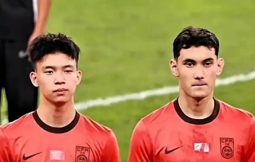 U23国足锋线上的王钰栋，看搭档拜合拉木的眼神，已经不对了。 这不是怒气，也